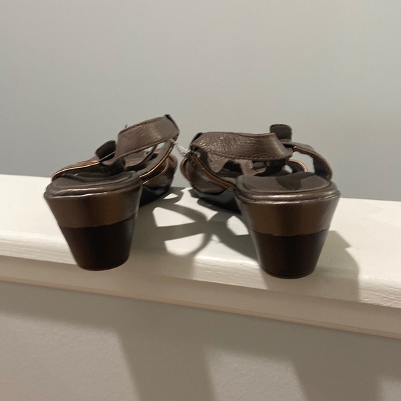 CLARKS Bendables Leather Wedge Sandals Bronze color Women's Size 11m EUC - Picture 14 of 17